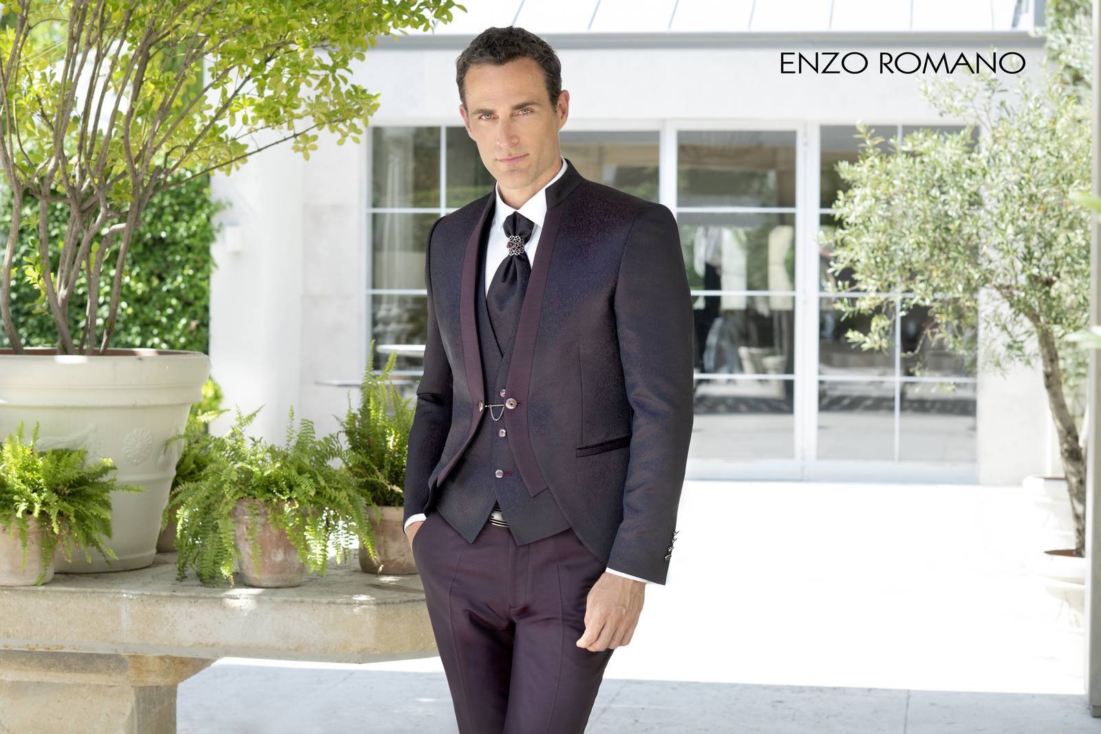 costume de marié aubergine 3 pièces, veste cintrée gilet brocard Marseille