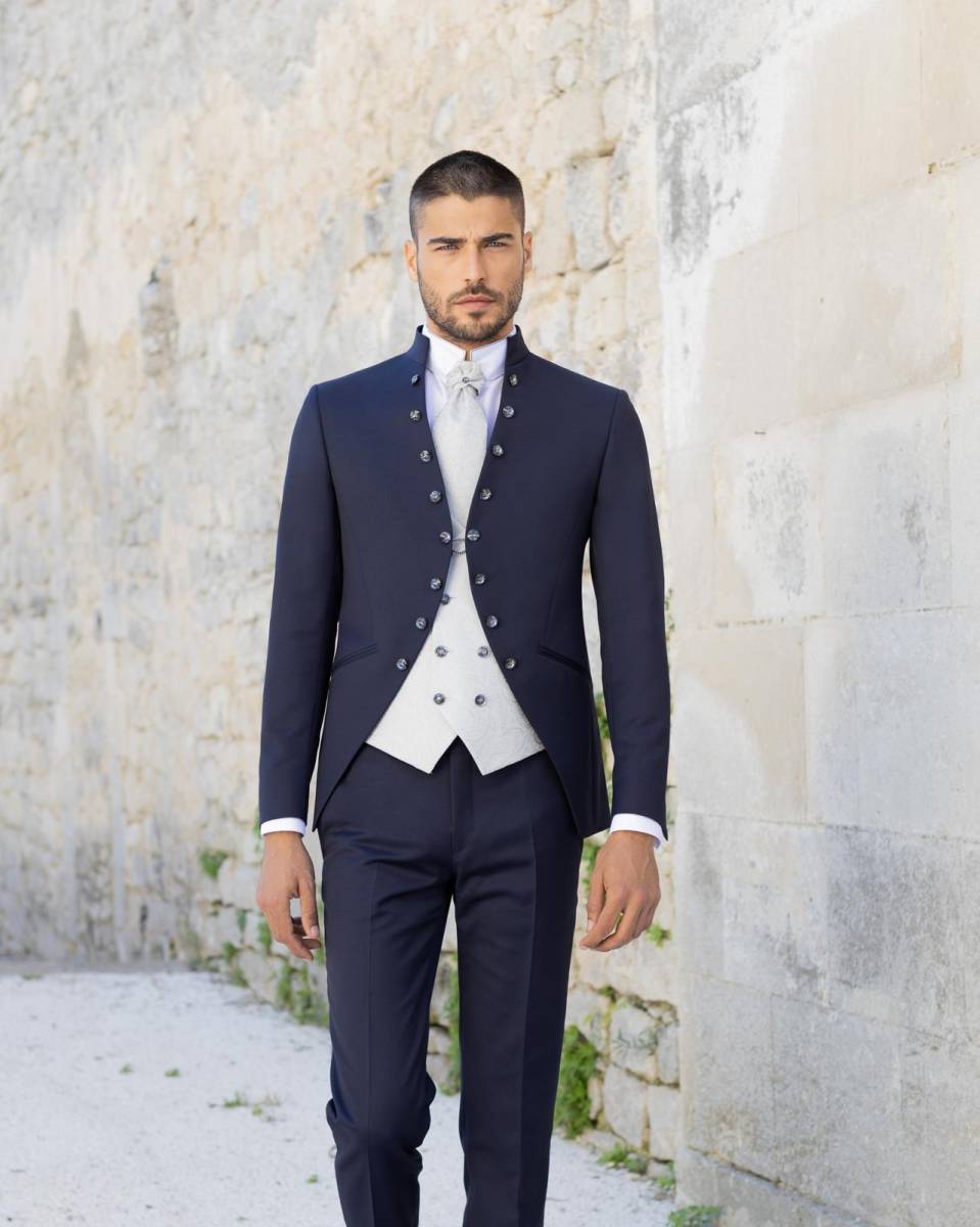 Costume Scribano bleu marine à col officier et gilet ivoire, un style affirmé à découvrir chez I-Gilles près d’Aubagne.