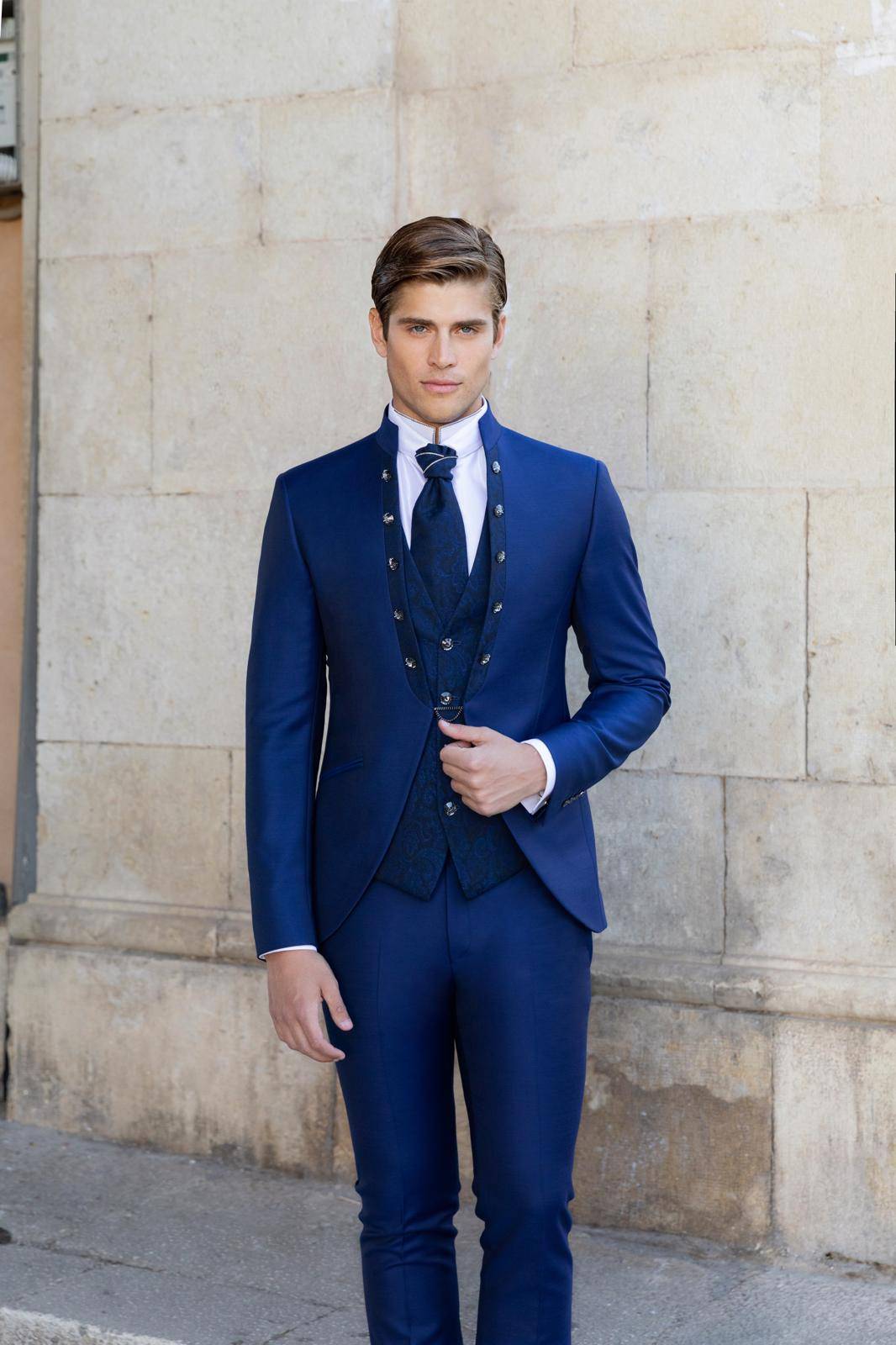 Costume de marié bleu roi à col officier brodé à Pertuis