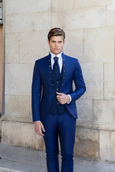 Costume de marié bleu roi à col officier brodé à Pertuis